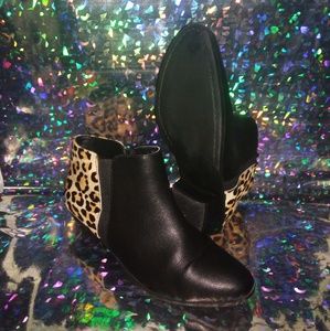Apri cheetah booties